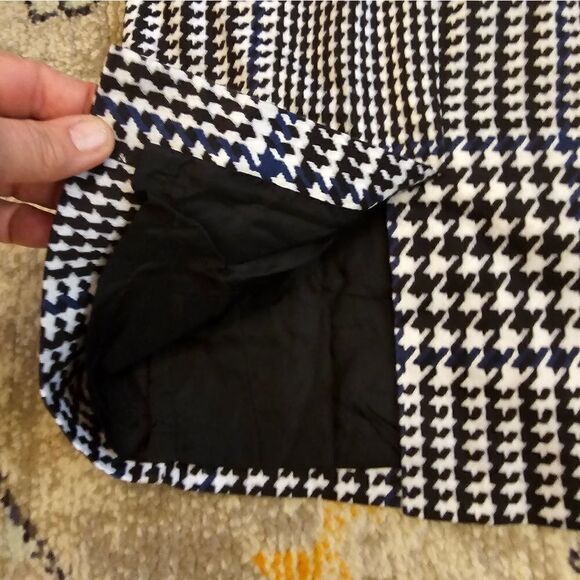 Michael Kors hounds tooth skirt with built in belt. Sz 4.  20.5" top to bottom - Picture 3 of 7